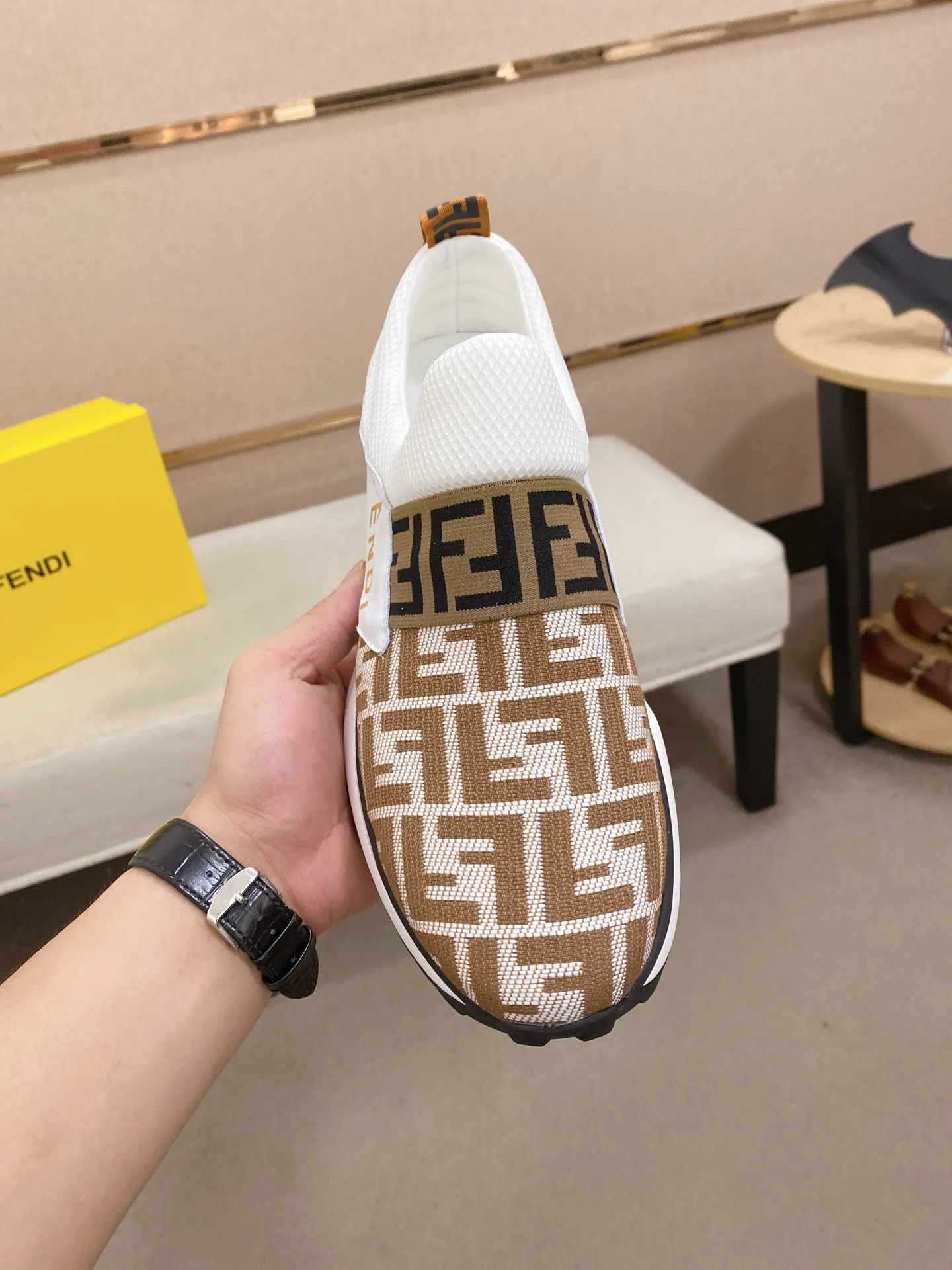 Men's shoes 💰 462💰 (FENDI) New style 👊🏻 upper 🇮🇹 imported cowhide fabric 🇩🇪 lining imported sheepskin lining. The original outsole is molded to highlight the identity of every man, and the upper foot is stable and stable🚶🏻🚶🏻The high-end custom counters reproduce the original version📯No matter the wind or rain, the shoe last remains unchanged and can withstand the verification of time🔍️,🔵 Size: 38-44 (45 is custom-made and cannot be returned or exchanged